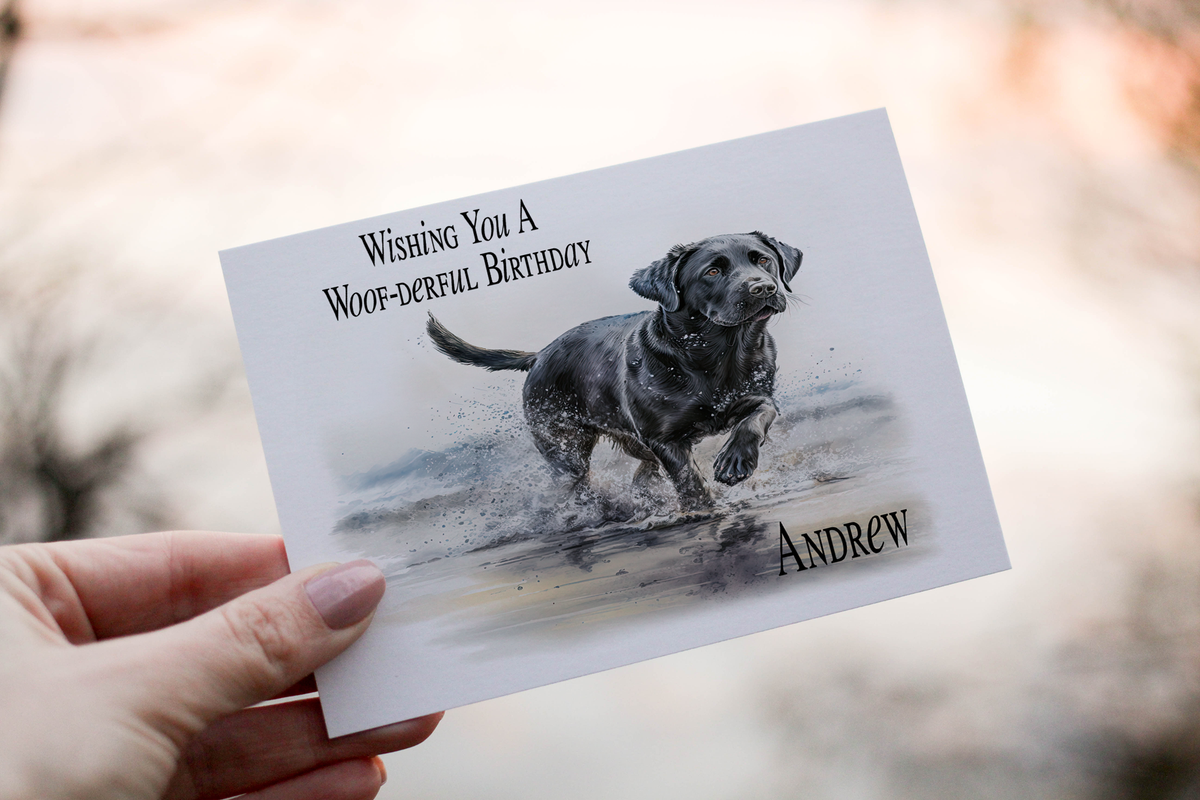 Llun o gerdyn sy'n dangos Labrador du yn rhedeg.